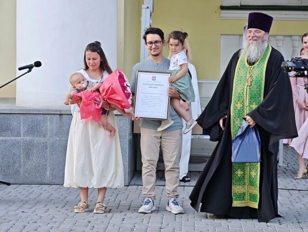 В Омске в День семьи, любви и верности прошёл Всероссийский парад семей В Омске в День семьи, любви и верности прошёл Всероссийский парад семей
