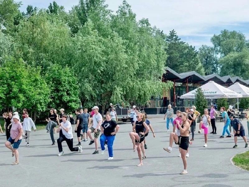 В Омске продолжается сезон бесплатных тренировок в парках: новый формат и обновленное расписание