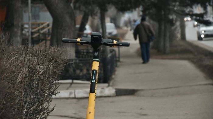 В Омске самокатчики безжалостно давят пешеходов на тротуарах