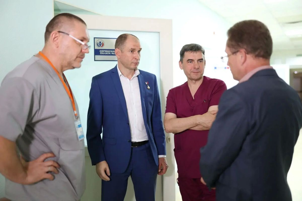 Герой России Дмитрий Перминов навестил бойцов в омском КМХЦ
