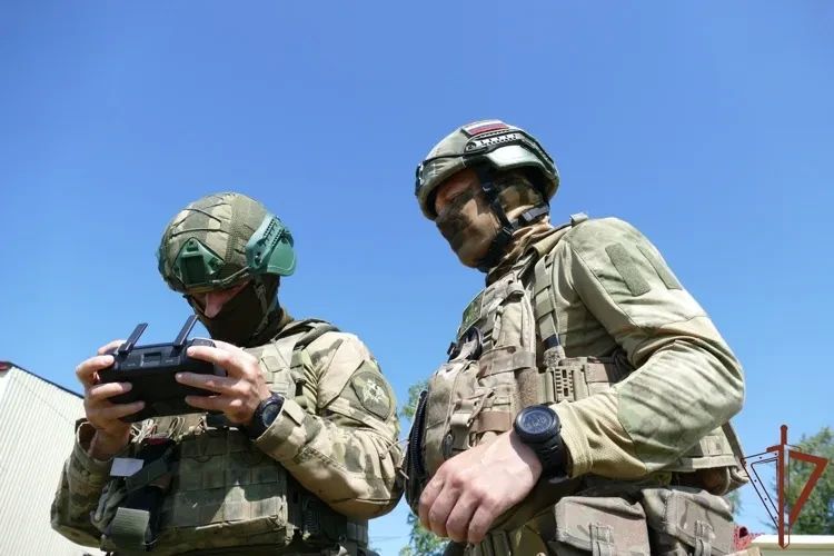 Сотрудники ОМОН «Штурм» Управления Росгвардии по Омской области провели учебно-тренировочные полеты на квадрокоптерах мультироторного типа, в ходе которых отработали комплекс упражнений по пилотированию БПЛА Сотрудники ОМОН «Штурм» Управления Росгвардии по Омской области провели учебно-тренировочные полеты на квадрокоптерах мультироторного типа, в ходе которых отработали комплекс упражнений по пилотированию БПЛА