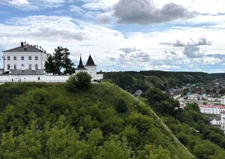Город на горе и две сотни ступеней