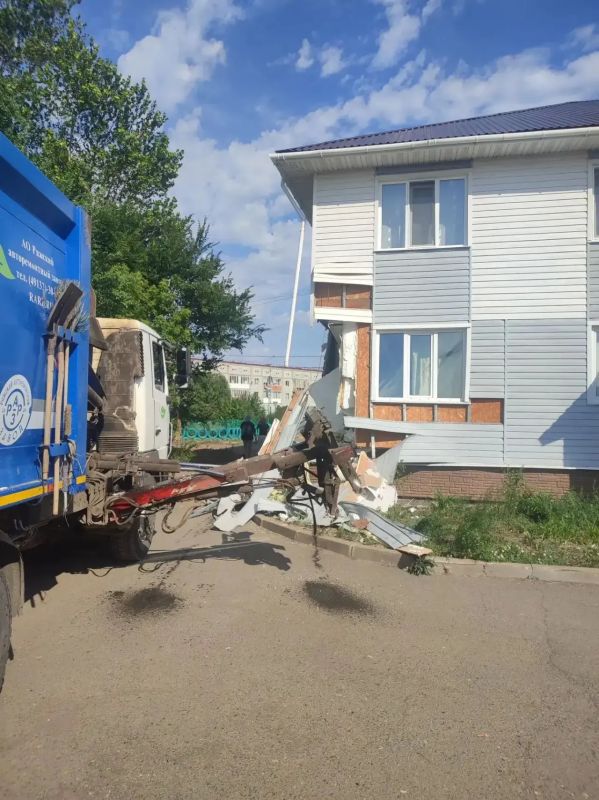 Сегодня в 16.45 часов в дежурную часть ОМВД России по Нововаршавскому району поступило сообщение о ДТП с участием автомобиля «МАЗ» Сегодня в 16.45 часов в дежурную часть ОМВД России по Нововаршавскому району поступило сообщение о ДТП с участием автомобиля «МАЗ»