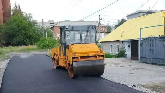 В омских дворах начали ремонтировать «убитые» дороги