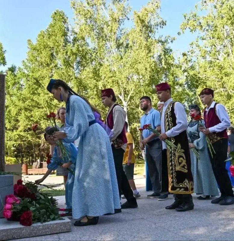 В объявленный Президентом страны Год единства народов России состоялось торжественное открытие памятника Герою Советского союза, поэту-патриоту, который своим творчеством объединил народы – Мусе Джалилю В объявленный Президентом страны Год единства народов России состоялось торжественное открытие памятника Герою Советского союза, поэту-патриоту, который своим творчеством объединил народы – Мусе Джалилю