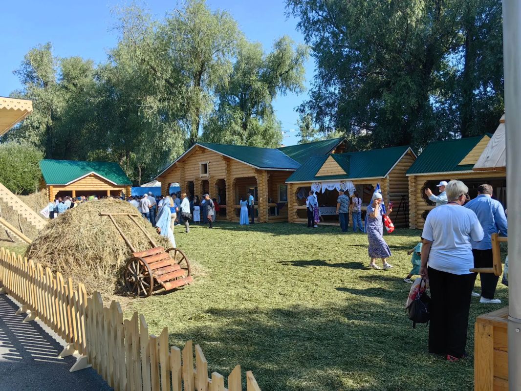 Омск сегодня встречает второй день ХХVI Федерального Сабантуя. «Праздник плуга» проходит на Зелёном острове, где уже встречают гостей. В атмосферу праздника пришедшие попадают уже на входе в парк: здесь расположились... Омск сегодня встречает второй день ХХVI Федерального Сабантуя. «Праздник плуга» проходит на Зелёном острове, где уже встречают гостей. В атмосферу праздника пришедшие попадают уже на входе в парк: здесь расположились...