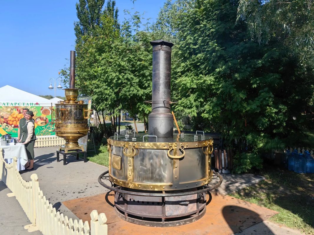 Омск сегодня встречает второй день ХХVI Федерального Сабантуя. «Праздник плуга» проходит на Зелёном острове, где уже встречают гостей. В атмосферу праздника пришедшие попадают уже на входе в парк: здесь расположились... Омск сегодня встречает второй день ХХVI Федерального Сабантуя. «Праздник плуга» проходит на Зелёном острове, где уже встречают гостей. В атмосферу праздника пришедшие попадают уже на входе в парк: здесь расположились...
