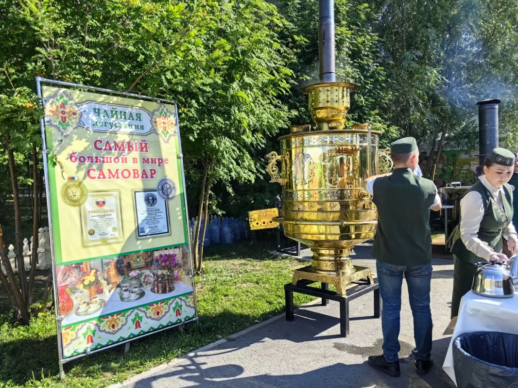 Омск сегодня встречает второй день ХХVI Федерального Сабантуя. «Праздник плуга» проходит на Зелёном острове, где уже встречают гостей. В атмосферу праздника пришедшие попадают уже на входе в парк: здесь расположились... Омск сегодня встречает второй день ХХVI Федерального Сабантуя. «Праздник плуга» проходит на Зелёном острове, где уже встречают гостей. В атмосферу праздника пришедшие попадают уже на входе в парк: здесь расположились...