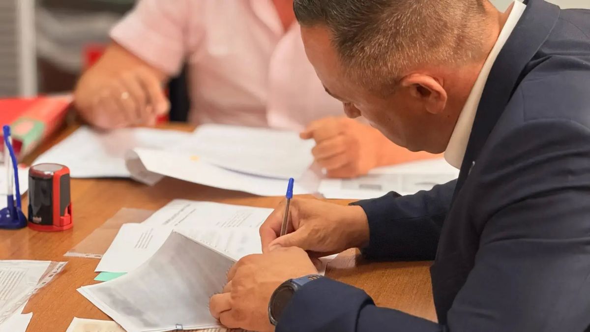 Михаил Каракоз подал документы для участия в выборах депутатов Законодательного Собрания Омской области Михаил Каракоз подал документы для участия в выборах депутатов Законодательного Собрания Омской области
