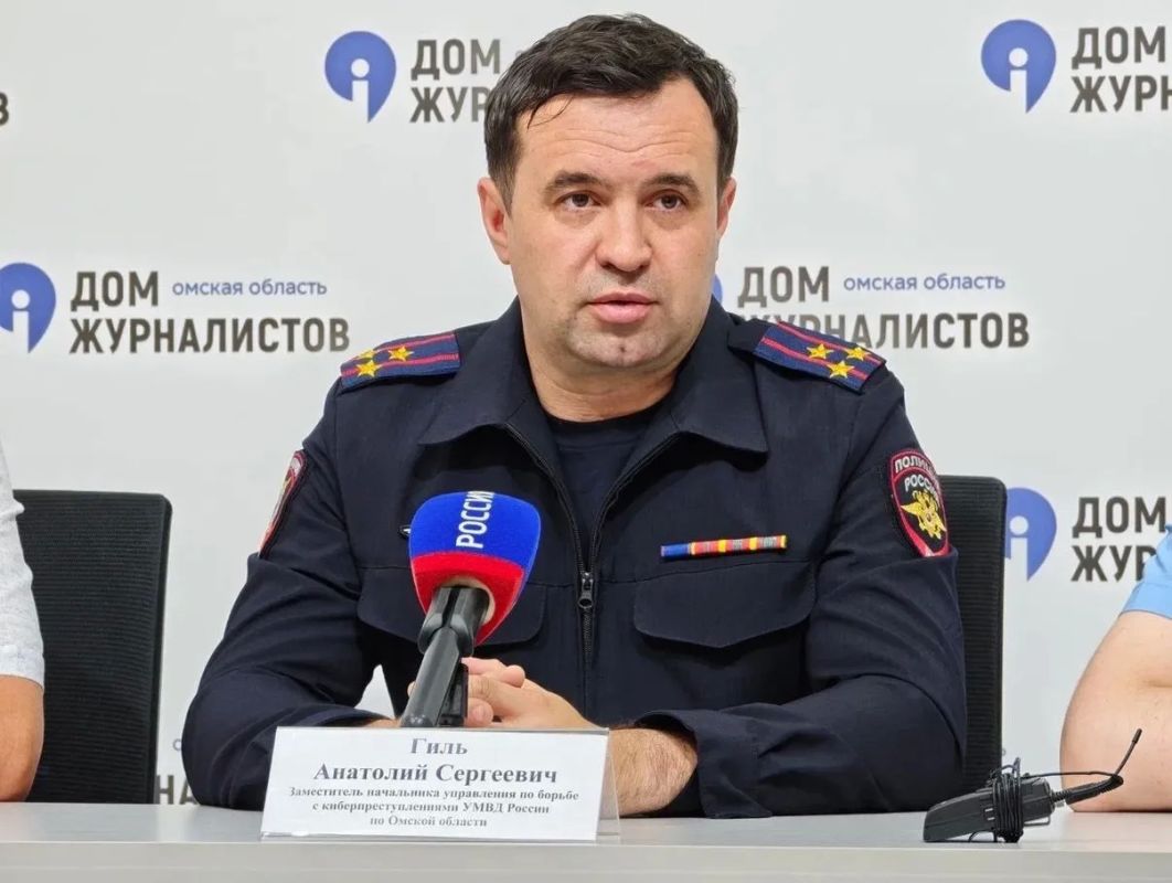 Лето – пора отдыха и пониженной бдительности, именно поэтому сотрудники омской полиции вместе с коллегами из прокуратуры и Центробанка встретились в Доме журналистов, чтобы обсудить актуальные для отпускного сезона схемы... Лето – пора отдыха и пониженной бдительности, именно поэтому сотрудники омской полиции вместе с коллегами из прокуратуры и Центробанка встретились в Доме журналистов, чтобы обсудить актуальные для отпускного сезона схемы...
