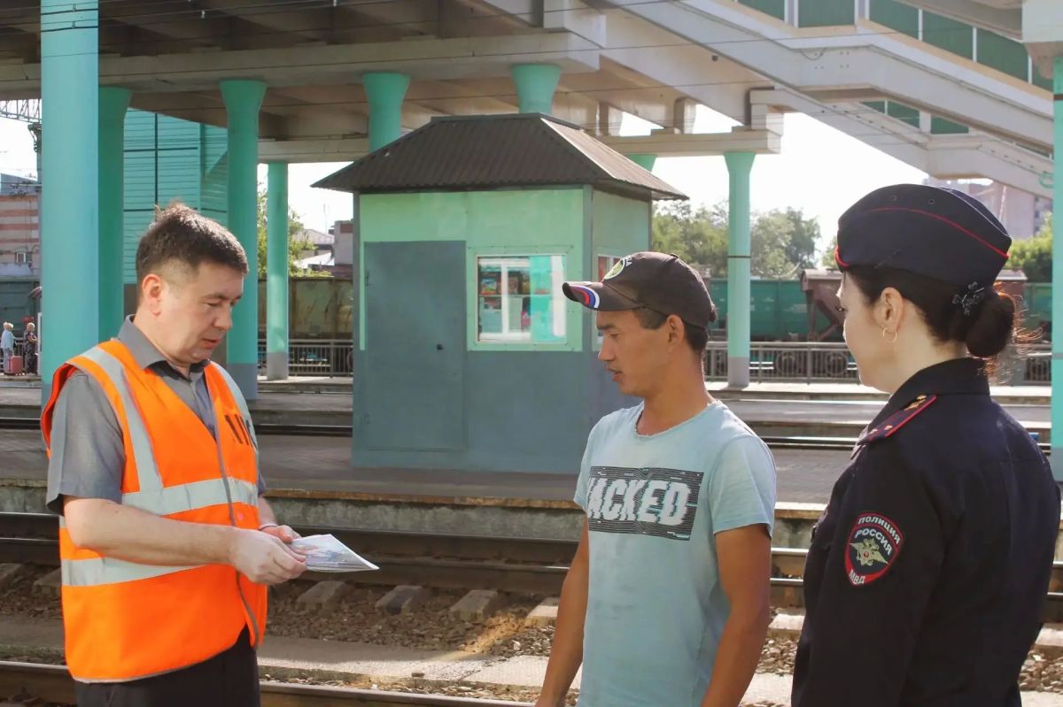 В Омске транспортные полицейские напомнили жителям и гостям города правила безопасного поведения на железной дороге В Омске транспортные полицейские напомнили жителям и гостям города правила безопасного поведения на железной дороге