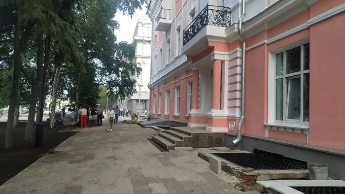 В Омске почти завершили ремонт сквера у мэрии
