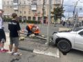 В Омске автомобиль врезался в пешеходов на островке безопасности