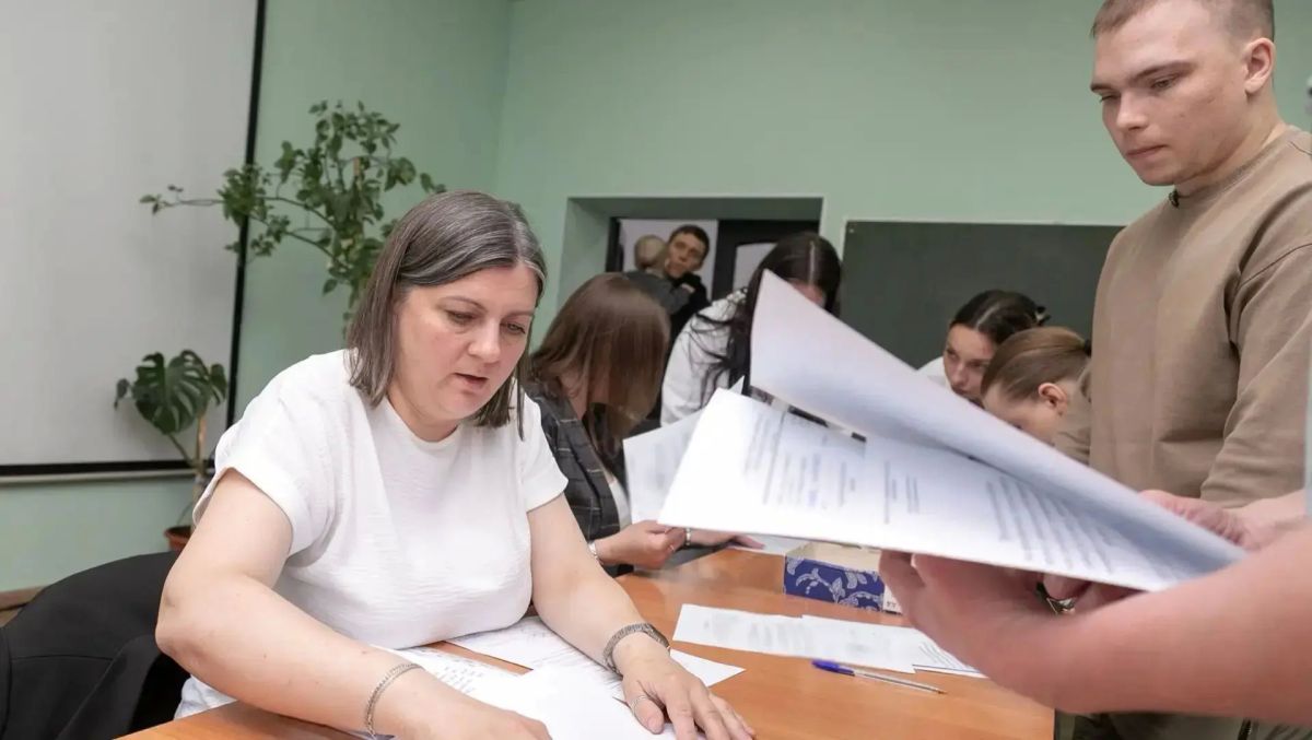 По решению Губернатора Виталия Хоценко дети-сироты в Омской области получают выплату на приобретение жилья
