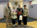 В Октябрьском округе супружескую пару поздравили с 55-летием совместной жизни