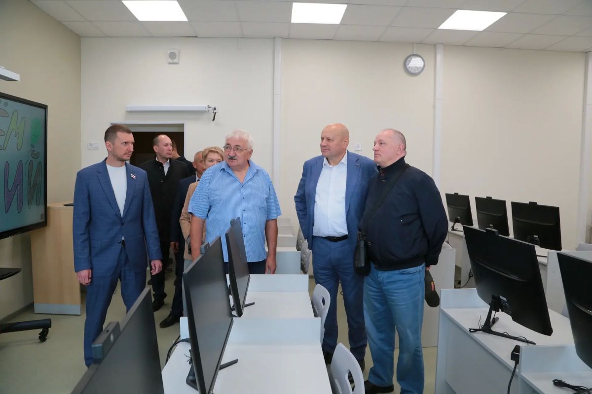 Сергей Шелест: Есть события, которые приносят с собой особую радость: сегодня накануне Дня знаний мы перерезали символическую ленточку у дверей гимназии № 88. Путь был непростым, но вместе со строителями, коллективом школы... Сергей Шелест: Есть события, которые приносят с собой особую радость: сегодня накануне Дня знаний мы перерезали символическую ленточку у дверей гимназии № 88. Путь был непростым, но вместе со строителями, коллективом школы...