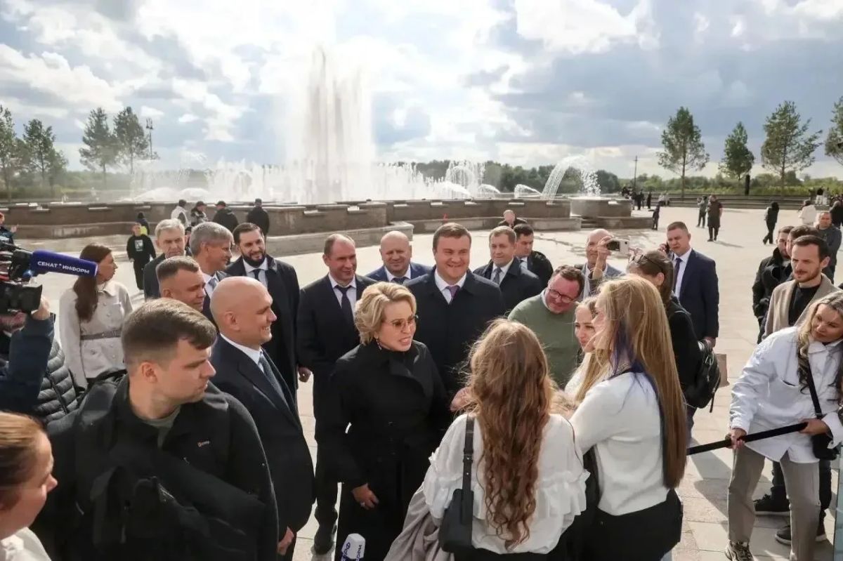 Валентина Матвиенко и Виталий Хоценко прогулялись по новой набережной у Омской крепости Валентина Матвиенко и Виталий Хоценко прогулялись по новой набережной у Омской крепости