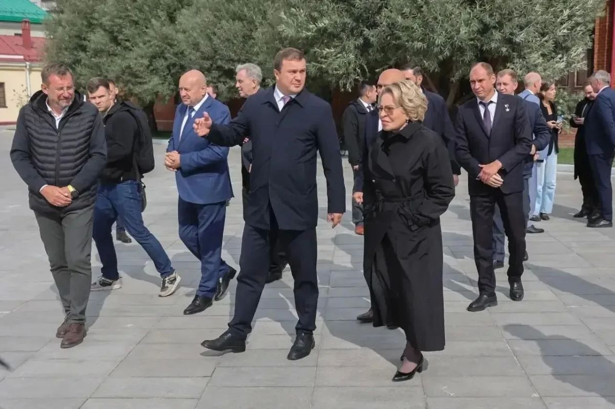 Валентина Матвиенко и Виталий Хоценко прогулялись по новой набережной у Омской крепости Валентина Матвиенко и Виталий Хоценко прогулялись по новой набережной у Омской крепости