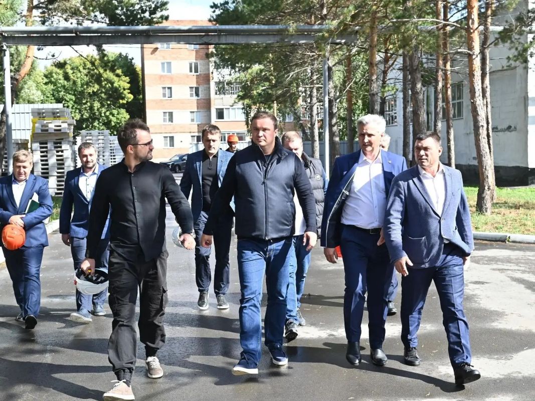 Виталий Хоценко посетил трубный завод «Звезда» в Калачинске Виталий Хоценко посетил трубный завод «Звезда» в Калачинске