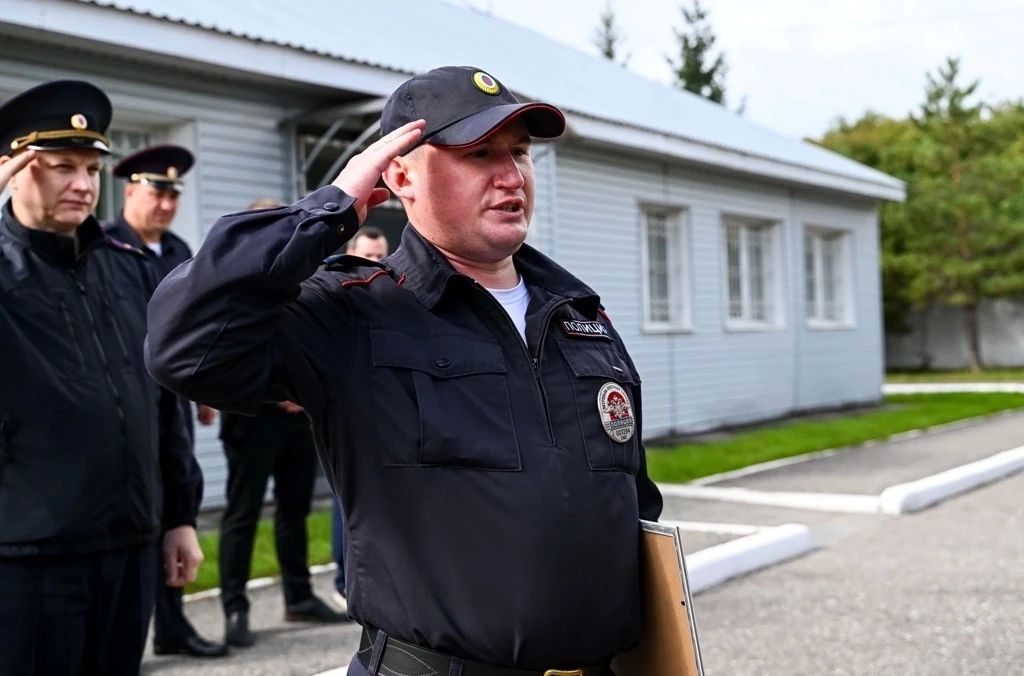Сотрудники патрульно-постовой службы омской полиции принимают поздравления Сотрудники патрульно-постовой службы омской полиции принимают поздравления