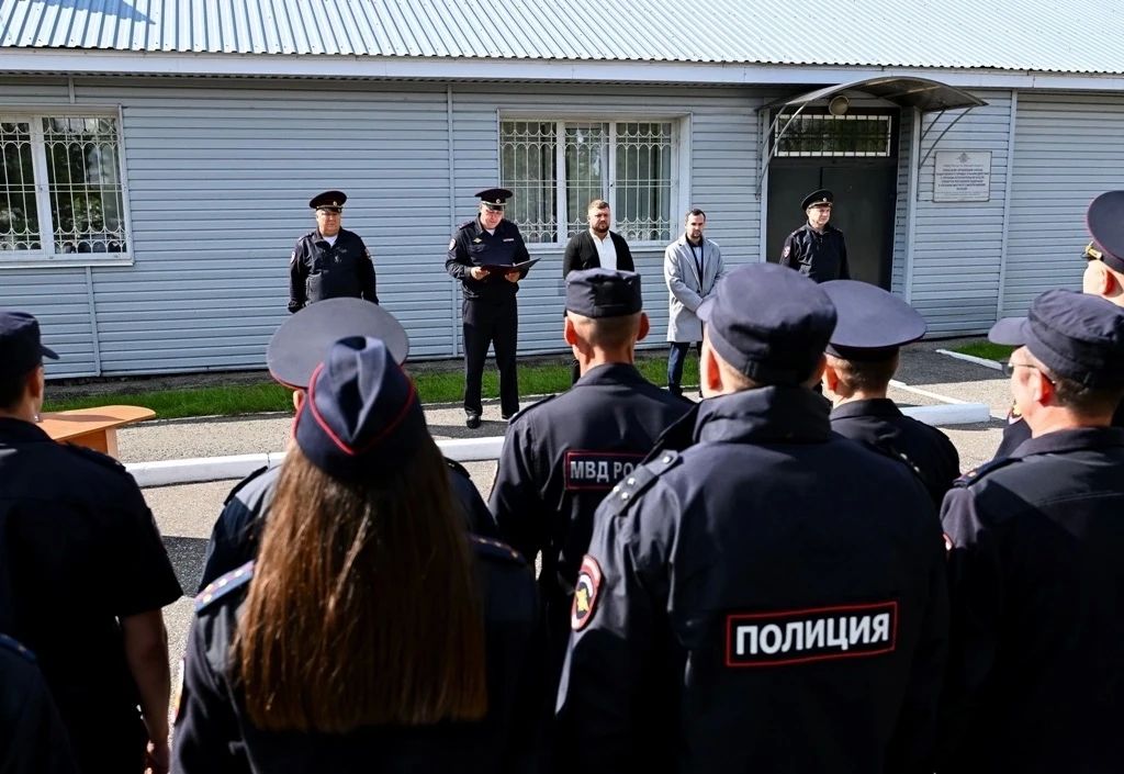 Сотрудники патрульно-постовой службы омской полиции принимают поздравления Сотрудники патрульно-постовой службы омской полиции принимают поздравления