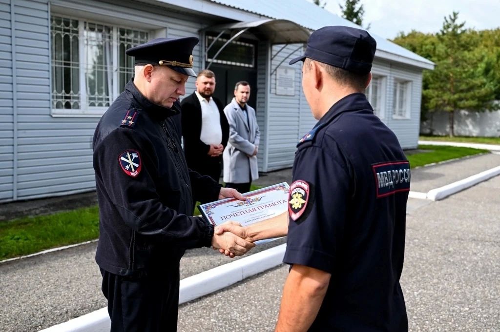 Сотрудники патрульно-постовой службы омской полиции принимают поздравления Сотрудники патрульно-постовой службы омской полиции принимают поздравления