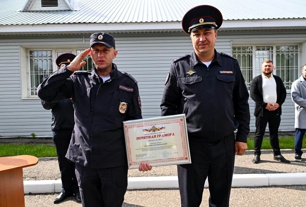 Сотрудники патрульно-постовой службы омской полиции принимают поздравления Сотрудники патрульно-постовой службы омской полиции принимают поздравления