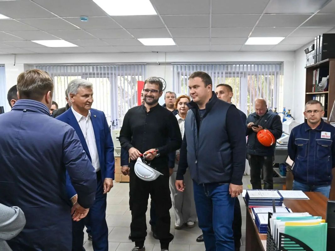 Виталий Хоценко посетил трубный завод «Звезда» в Калачинске Виталий Хоценко посетил трубный завод «Звезда» в Калачинске