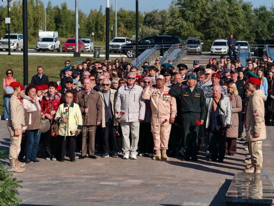 В Омске почтили память жертв террористических актов, а также военных и сотрудников правоохранительных органов, которые героически погибли, сражаясь с терроризмом. В Омске почтили память жертв террористических актов, а также военных и сотрудников правоохранительных органов, которые героически погибли, сражаясь с терроризмом.