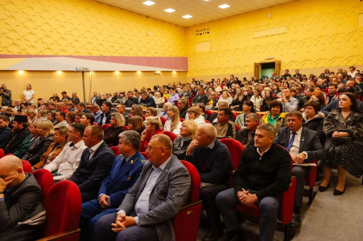 Губернатор Виталий Хоценко, представители правительства области, Герой России, сенатор РФ Дмитрий Перминов, депутат Заксобрания Омской области от Единой России Светлана Энверова и Михаил Каракоз побывали в Кормиловском районе Губернатор Виталий Хоценко, представители правительства области, Герой России, сенатор РФ Дмитрий Перминов, депутат Заксобрания Омской области от Единой России Светлана Энверова и Михаил Каракоз побывали в Кормиловском районе
