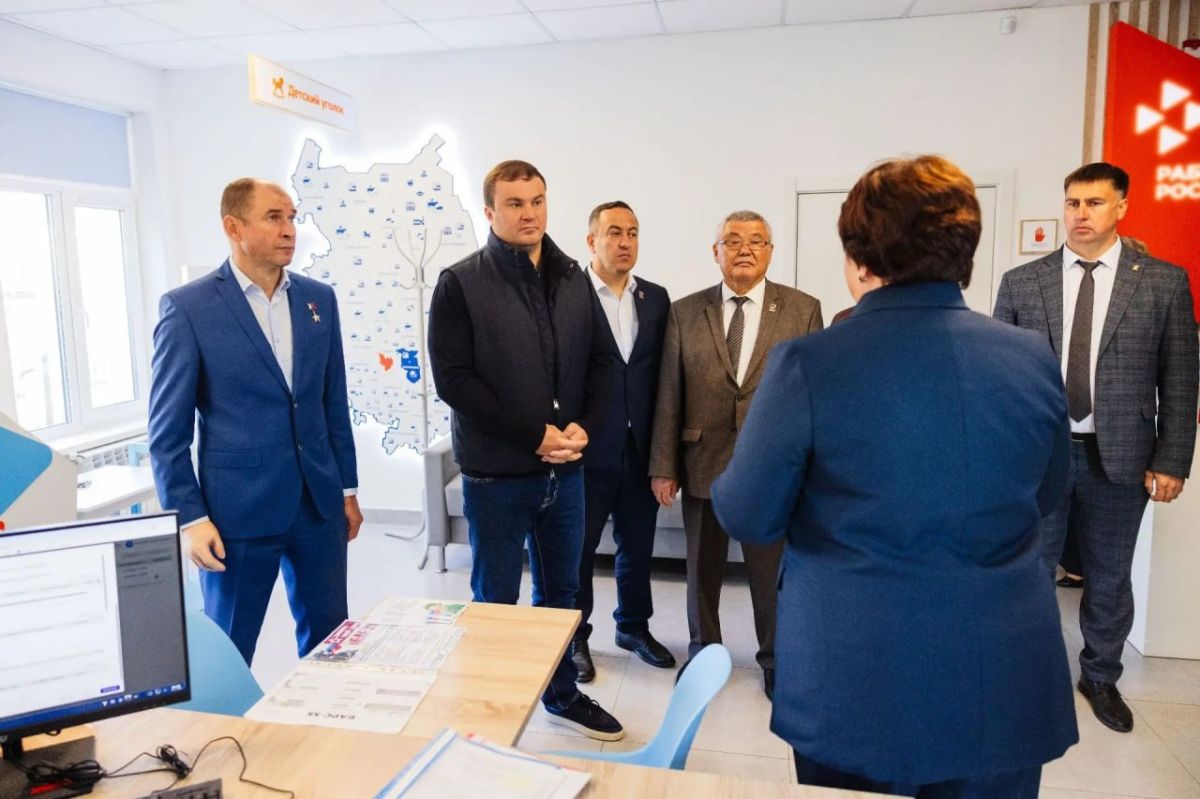 Губернатор Виталий Хоценко, представители правительства области, Герой России, сенатор РФ Дмитрий Перминов, депутат Заксобрания Омской области от Единой России Светлана Энверова и Михаил Каракоз побывали в Кормиловском районе Губернатор Виталий Хоценко, представители правительства области, Герой России, сенатор РФ Дмитрий Перминов, депутат Заксобрания Омской области от Единой России Светлана Энверова и Михаил Каракоз побывали в Кормиловском районе