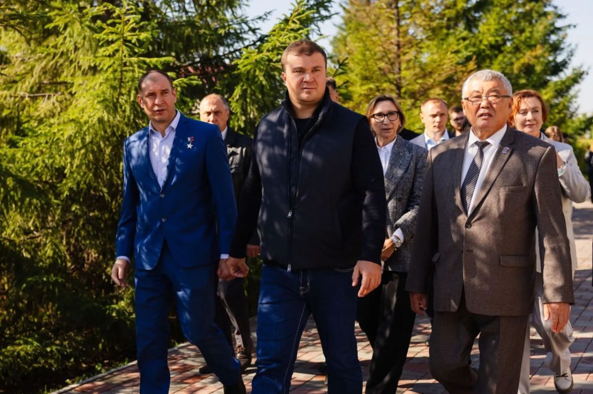 Губернатор Виталий Хоценко, представители правительства области, Герой России, сенатор РФ Дмитрий Перминов, депутат Заксобрания Омской области от Единой России Светлана Энверова и Михаил Каракоз побывали в Кормиловском районе Губернатор Виталий Хоценко, представители правительства области, Герой России, сенатор РФ Дмитрий Перминов, депутат Заксобрания Омской области от Единой России Светлана Энверова и Михаил Каракоз побывали в Кормиловском районе