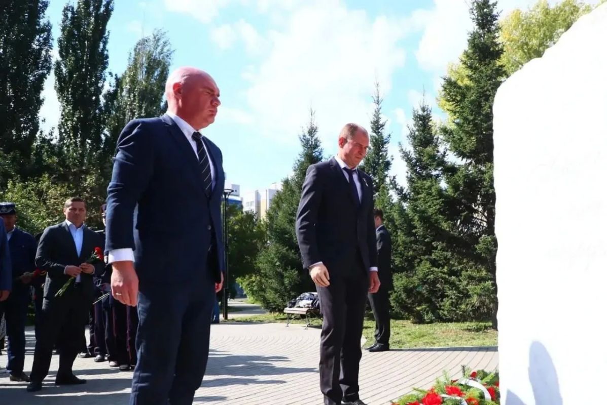 В День солидарности в борьбе с терроризмом в Сквере дружбы народов возложили цветы в память о погибших в терактах В День солидарности в борьбе с терроризмом в Сквере дружбы народов возложили цветы в память о погибших в терактах