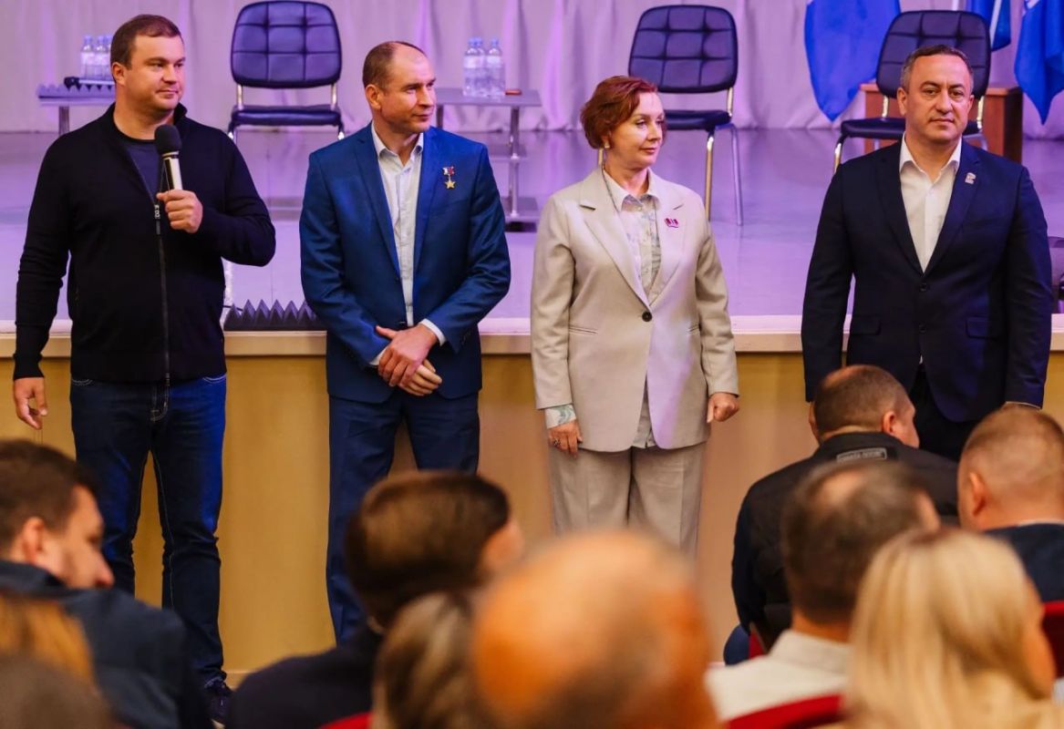 Губернатор Виталий Хоценко, представители правительства области, Герой России, сенатор РФ Дмитрий Перминов, депутат Заксобрания Омской области от Единой России Светлана Энверова и Михаил Каракоз побывали в Кормиловском районе Губернатор Виталий Хоценко, представители правительства области, Герой России, сенатор РФ Дмитрий Перминов, депутат Заксобрания Омской области от Единой России Светлана Энверова и Михаил Каракоз побывали в Кормиловском районе