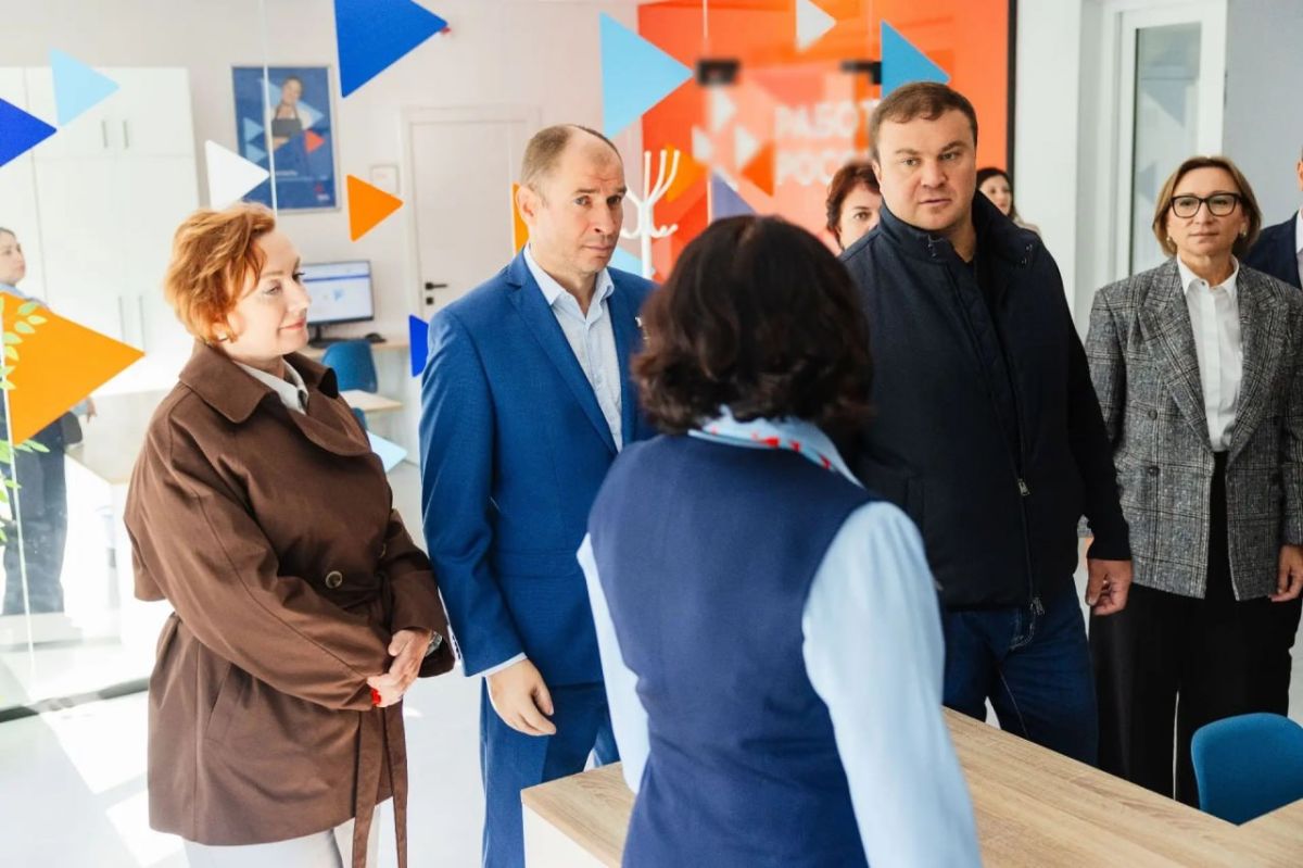 Губернатор Виталий Хоценко, представители правительства области, Герой России, сенатор РФ Дмитрий Перминов, депутат Заксобрания Омской области от Единой России Светлана Энверова и Михаил Каракоз побывали в Кормиловском районе Губернатор Виталий Хоценко, представители правительства области, Герой России, сенатор РФ Дмитрий Перминов, депутат Заксобрания Омской области от Единой России Светлана Энверова и Михаил Каракоз побывали в Кормиловском районе