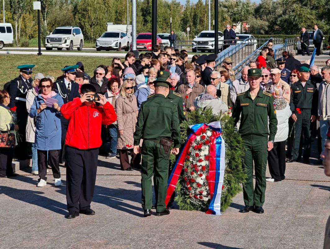 В Омске почтили память жертв террористических актов, а также военных и сотрудников правоохранительных органов, которые героически погибли, сражаясь с терроризмом. В Омске почтили память жертв террористических актов, а также военных и сотрудников правоохранительных органов, которые героически погибли, сражаясь с терроризмом.