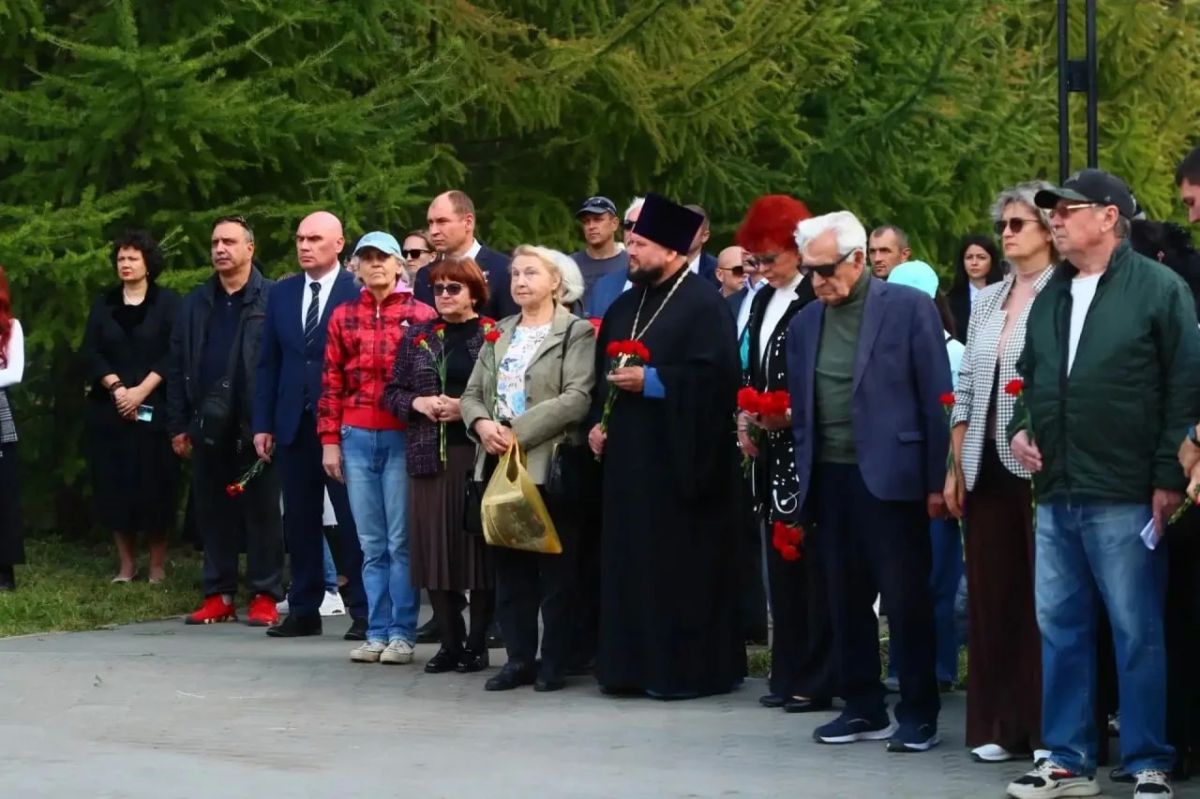 В День солидарности в борьбе с терроризмом в Сквере дружбы народов возложили цветы в память о погибших в терактах В День солидарности в борьбе с терроризмом в Сквере дружбы народов возложили цветы в память о погибших в терактах