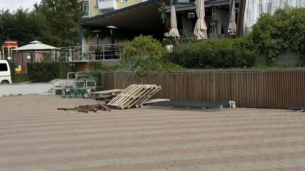 Участок Иртышской набережной перед рестораном "Сенкевич" благоустроят Участок Иртышской набережной перед рестораном "Сенкевич" благоустроят