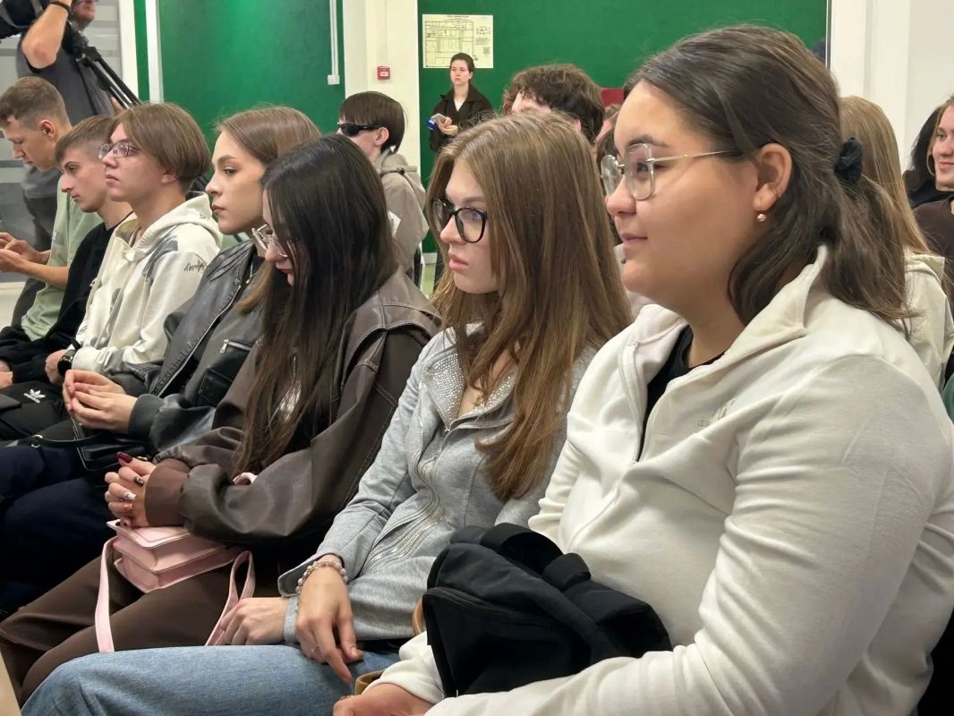 Депутат Госдумы (Единая Россия) Игорь Антропенко 3 сентября встретился со студентами ОмГУ им. Ф.М. Достоевского. Беседа прошла во втором корпусе вуза, где находятся факультеты истории, теологии и международных отношений и... Депутат Госдумы (Единая Россия) Игорь Антропенко 3 сентября встретился со студентами ОмГУ им. Ф.М. Достоевского. Беседа прошла во втором корпусе вуза, где находятся факультеты истории, теологии и международных отношений и...