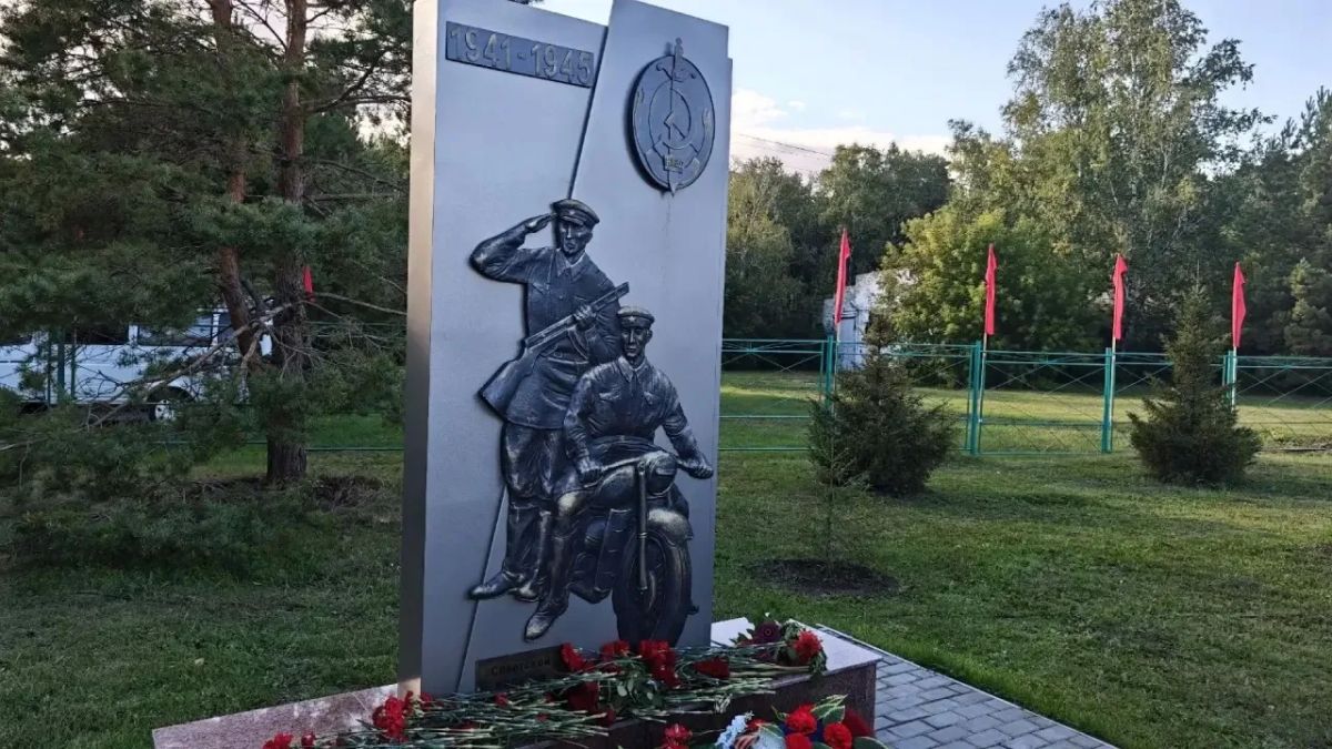 В посёлке Чернолучинском открыли обелиск сотрудникам полиции В посёлке Чернолучинском открыли обелиск сотрудникам полиции