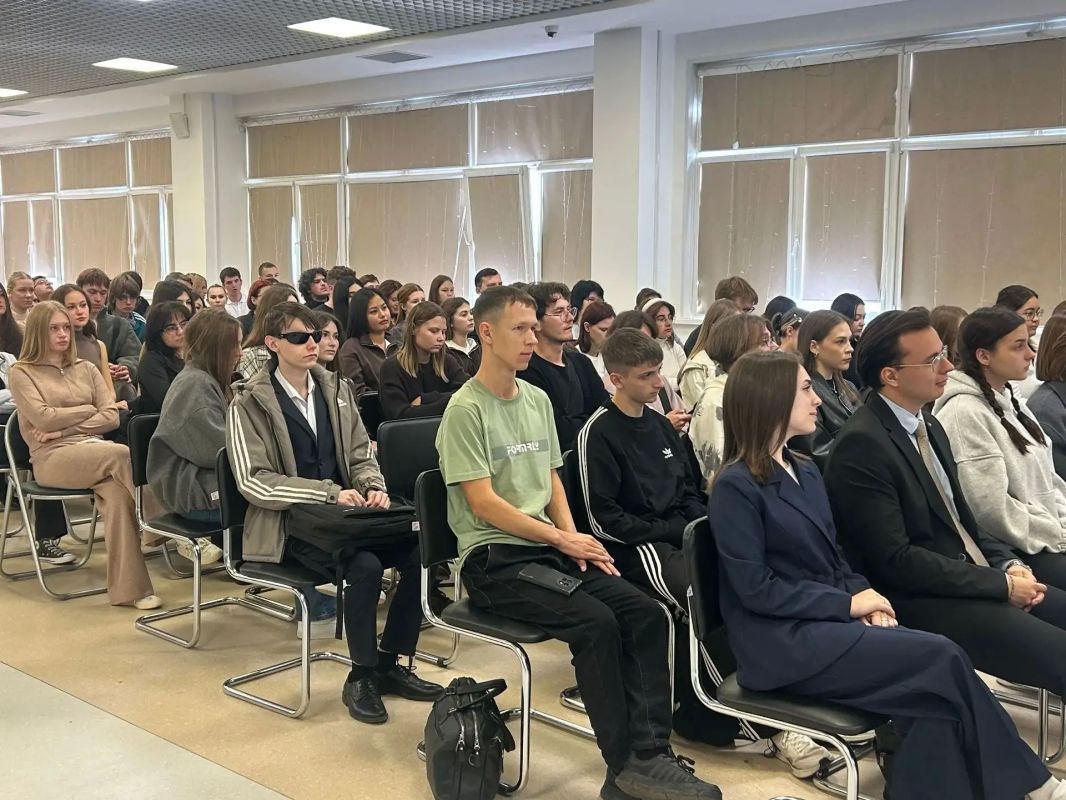 Депутат Госдумы (Единая Россия) Игорь Антропенко 3 сентября встретился со студентами ОмГУ им. Ф.М. Достоевского. Беседа прошла во втором корпусе вуза, где находятся факультеты истории, теологии и международных отношений и... Депутат Госдумы (Единая Россия) Игорь Антропенко 3 сентября встретился со студентами ОмГУ им. Ф.М. Достоевского. Беседа прошла во втором корпусе вуза, где находятся факультеты истории, теологии и международных отношений и...
