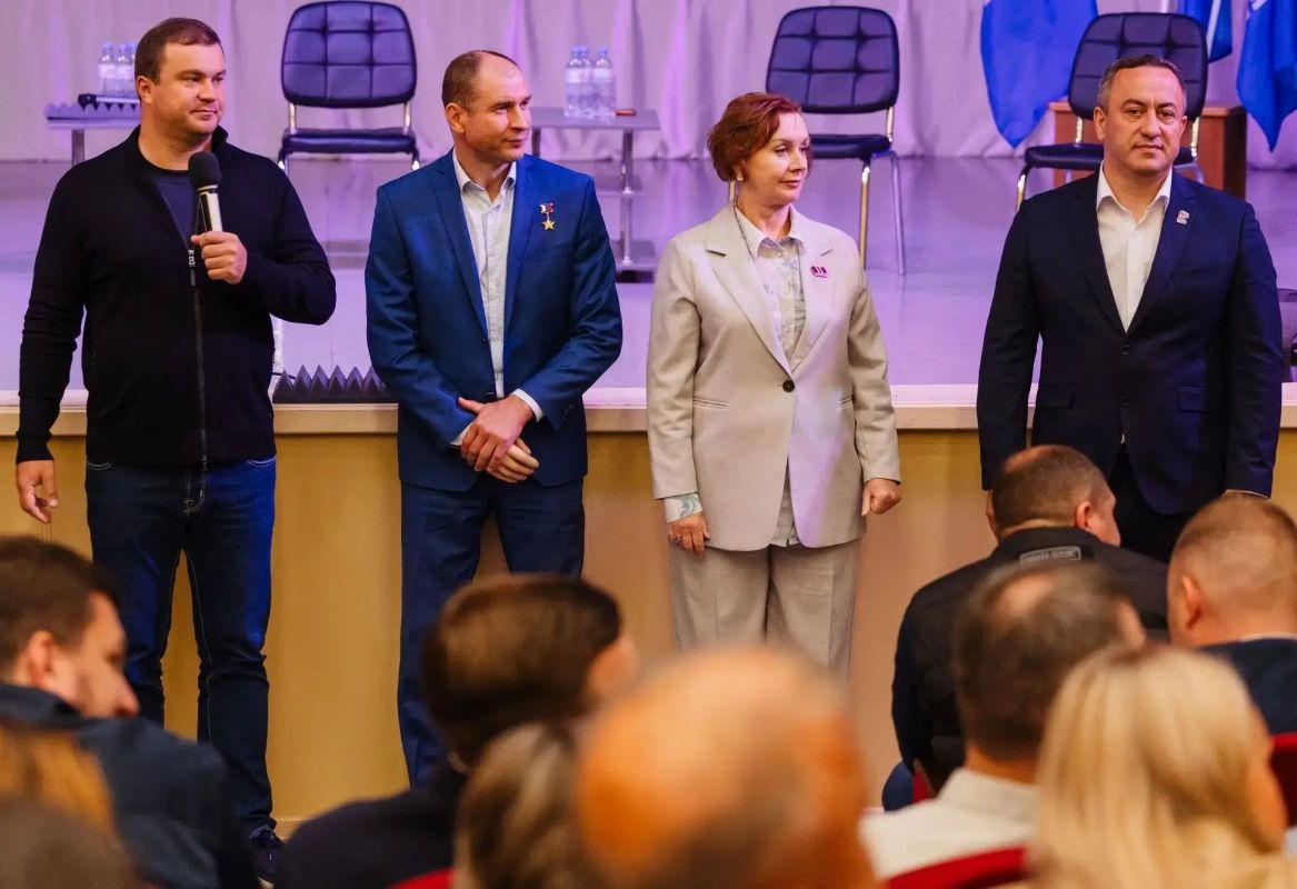 Губернатор Виталий Хоценко, представители Правительства Омской области, Герой России, сенатор РФ Дмитрий Перминов, депутат Заксобрания Омской области от Единой России Светлана Энверова и Михаил Каракоз побывали с рабочей... Губернатор Виталий Хоценко, представители Правительства Омской области, Герой России, сенатор РФ Дмитрий Перминов, депутат Заксобрания Омской области от Единой России Светлана Энверова и Михаил Каракоз побывали с рабочей...