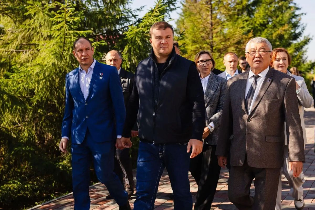 Губернатор Виталий Хоценко, представители Правительства Омской области, Герой России, сенатор РФ Дмитрий Перминов, депутат Заксобрания Омской области от Единой России Светлана Энверова и Михаил Каракоз побывали с рабочей... Губернатор Виталий Хоценко, представители Правительства Омской области, Герой России, сенатор РФ Дмитрий Перминов, депутат Заксобрания Омской области от Единой России Светлана Энверова и Михаил Каракоз побывали с рабочей...