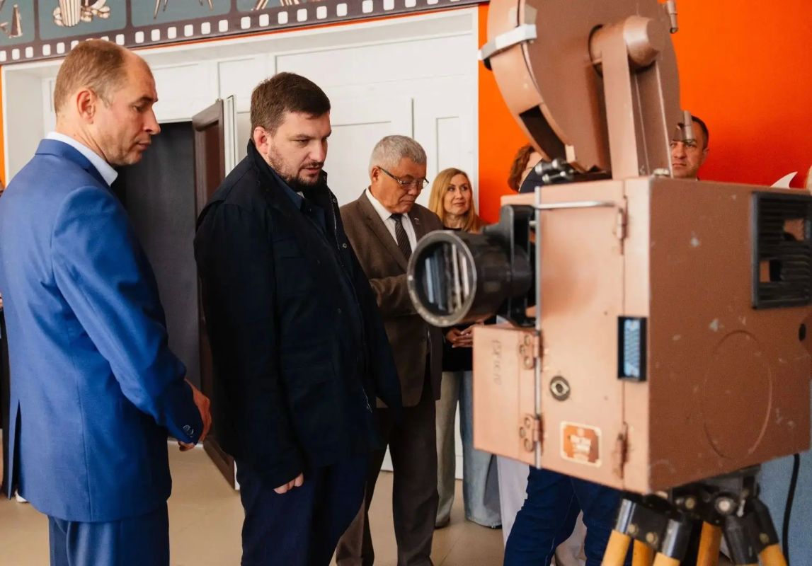 Губернатор Виталий Хоценко, представители Правительства Омской области, Герой России, сенатор РФ Дмитрий Перминов, депутат Заксобрания Омской области от Единой России Светлана Энверова и Михаил Каракоз побывали с рабочей... Губернатор Виталий Хоценко, представители Правительства Омской области, Герой России, сенатор РФ Дмитрий Перминов, депутат Заксобрания Омской области от Единой России Светлана Энверова и Михаил Каракоз побывали с рабочей...