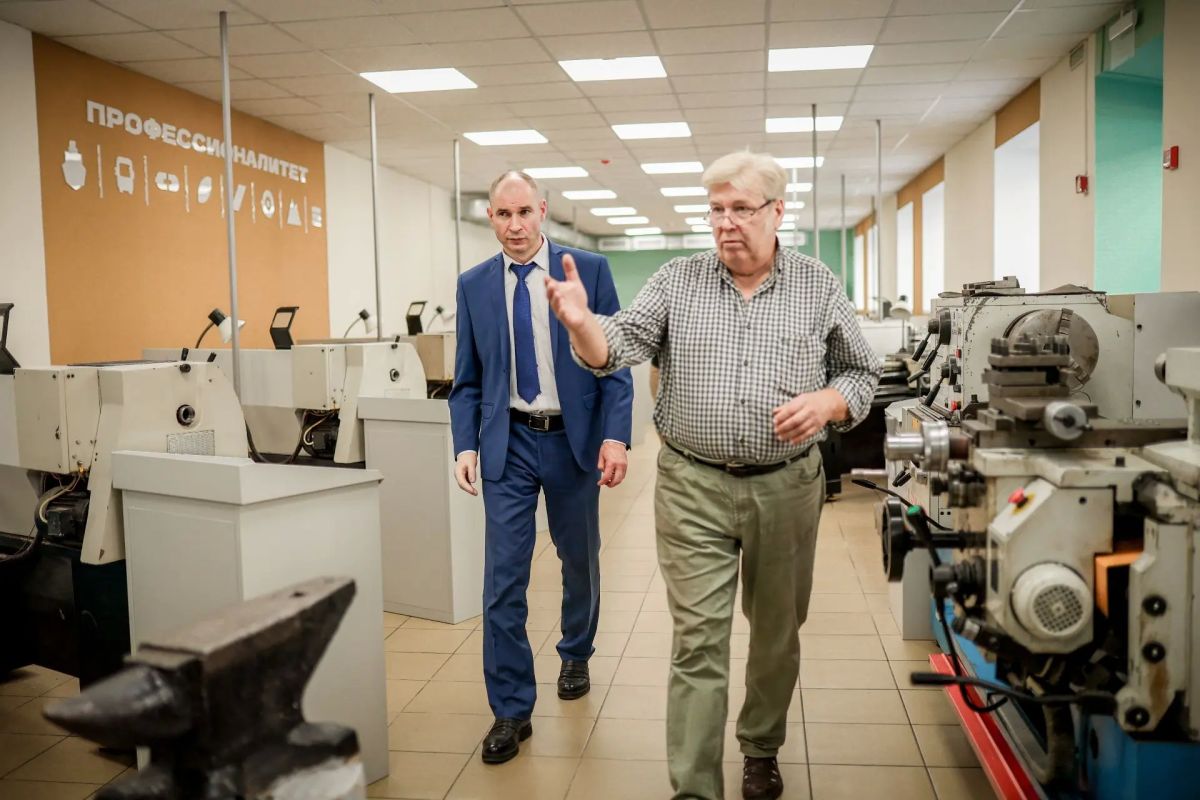 Вместе с главой Центрального округа Радиком Асхатовичем Валиахметовым, депутатом Законодательного Собрания от Единой России Игорем Владимировичем Поповым и депутатом Омского городского Совета Максимом Сергеевичем... Вместе с главой Центрального округа Радиком Асхатовичем Валиахметовым, депутатом Законодательного Собрания от Единой России Игорем Владимировичем Поповым и депутатом Омского городского Совета Максимом Сергеевичем...