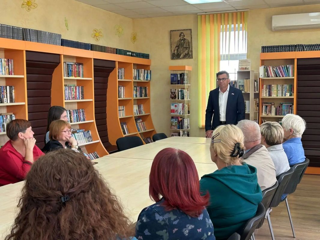 Депутат Госдумы (Единая Россия) Игорь Антропенко провёл встречу с активом микрорайона Береговой в Советском округе Омска Депутат Госдумы (Единая Россия) Игорь Антропенко провёл встречу с активом микрорайона Береговой в Советском округе Омска