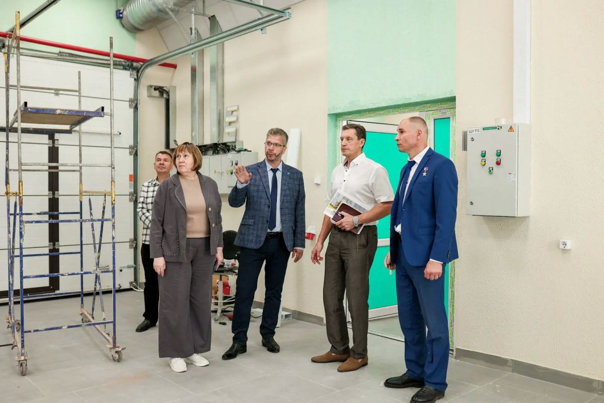 Вместе с главой Центрального округа Радиком Асхатовичем Валиахметовым, депутатом Законодательного Собрания от Единой России Игорем Владимировичем Поповым и депутатом Омского городского Совета Максимом Сергеевичем... Вместе с главой Центрального округа Радиком Асхатовичем Валиахметовым, депутатом Законодательного Собрания от Единой России Игорем Владимировичем Поповым и депутатом Омского городского Совета Максимом Сергеевичем...