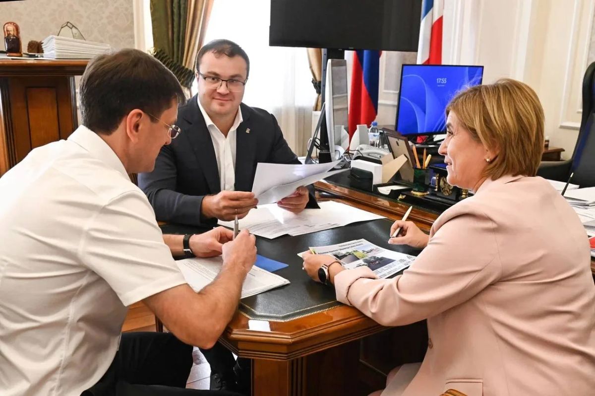 Принял доклады глав Тарского и Полтавского районов Принял доклады глав Тарского и Полтавского районов