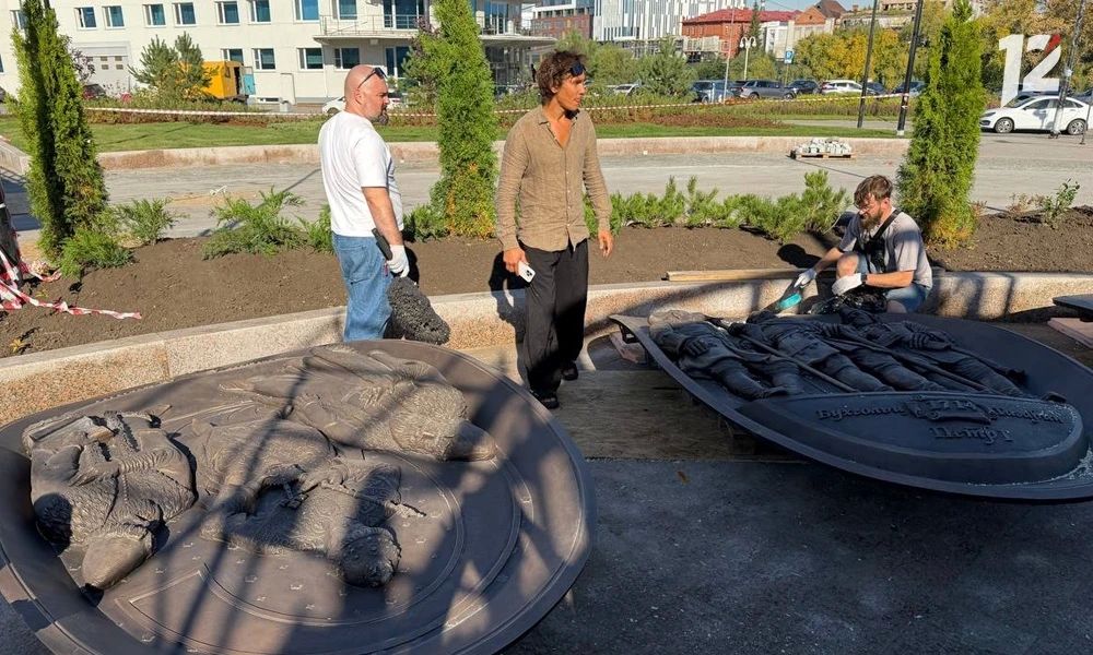 Бронзовые барельефы для «Державы» доставили в Омск Бронзовые барельефы для «Державы» доставили в Омск