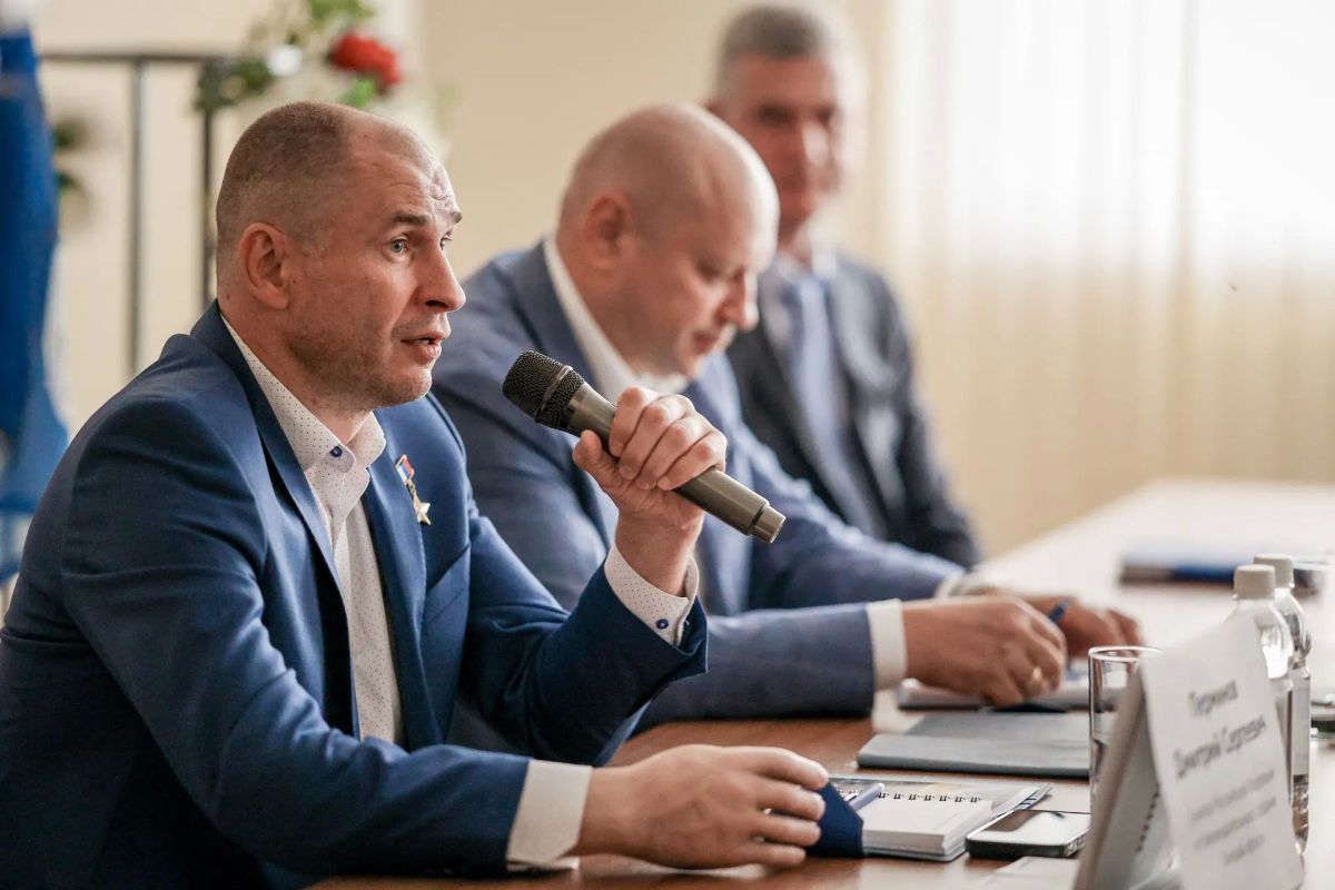 Мэр города Омска Сергей Шелест и Герой России, сенатор РФ (Единая Россия) Дмитрий Перминов провели встречу с сотрудниками «Транснефть финанс» Мэр города Омска Сергей Шелест и Герой России, сенатор РФ (Единая Россия) Дмитрий Перминов провели встречу с сотрудниками «Транснефть финанс»